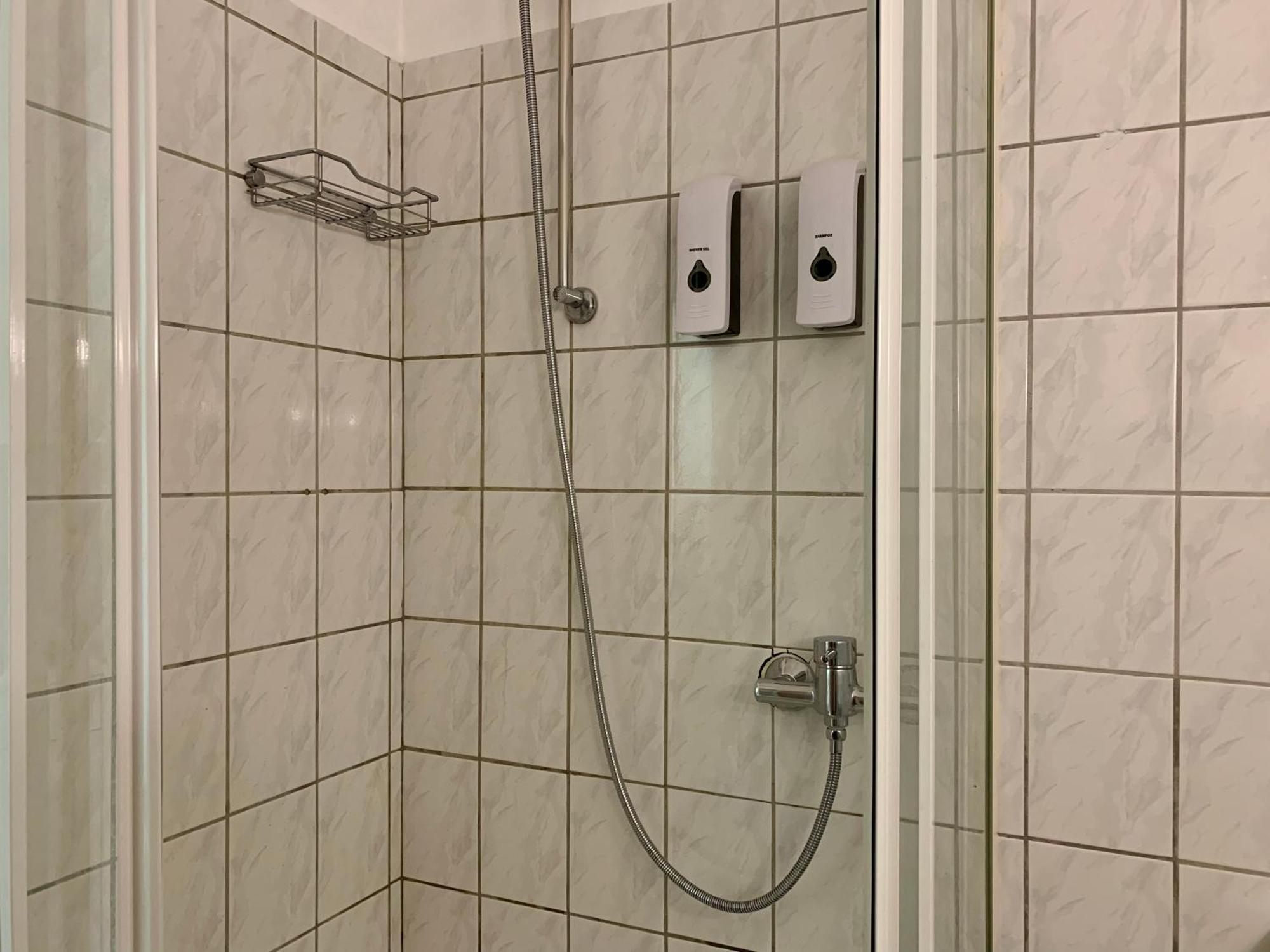 Tt Living Apartment Luebeck I Souterrain Wohnung Mit Terrasse I Naehe Hbf I Kostenlos Parken Esterno foto
